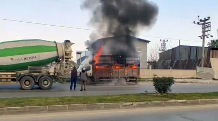 Mersin'de kamyonetin yanan kasasını beton mikseri söndürdü; o anlar kamerada