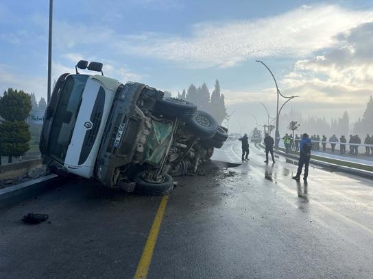 Balıkesir'de yol çöktü, hafriyat kamyonu devrildi