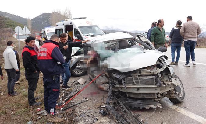 Otomobiller kafa kafaya çarpıştı: 1 ölü, 3 ağır yaralı