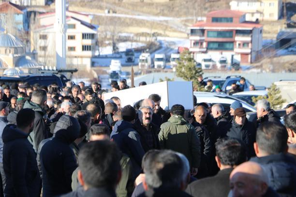 Arkadaşının pompalı tüfekle kazara vurduğu Berat, Yüksekova'da toprağa verildi