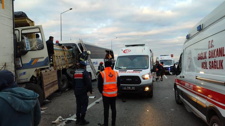 Yolcu otobüsü, park halindeki kamyona çarptı: 2 ölü, 24 yaralı