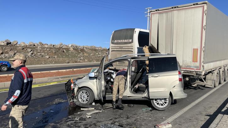 Şanlıurfa'da TIR ile hafif ticari araç çarpıştı: 1 ölü, 1 yaralı