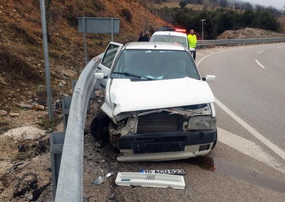 Otomobil bariyere çarptı, anne ile 3 çocuğu kazayı yara almadan atlattı