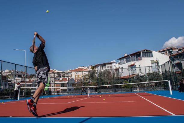 Kuşadası'nın ilk tenis kulübü kapılarını açtı