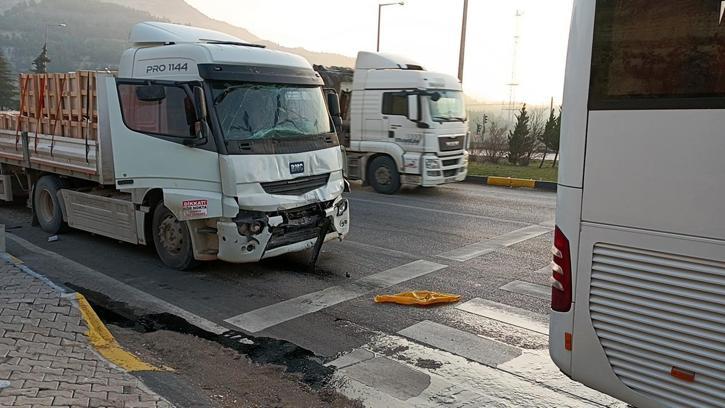 TIR'ın çarptığı personel servisinde 4 yaralı