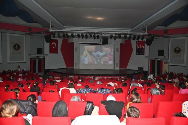 Manisa'da sömestr tatilinde öğrenciler alileriyle film izleme keyfi yaşadı