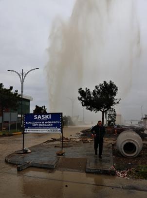 Samsun’da isale hattı patladı, tazyikli su 40 metre yükseğe çıktı