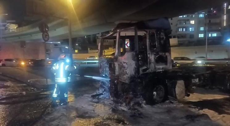 İstanbul - Beylikdüzü’nde seyir halindeki TIR tamamen yandı, sürücü son anda kurtuldu