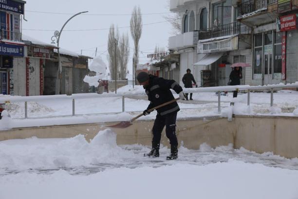 Van'da kar yağışı; 60 yerleşim yeri ulaşıma kapandı