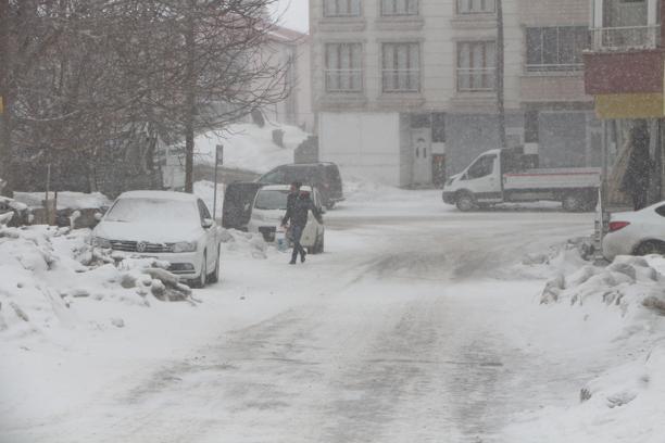 Karlıova’da 5 köy yolu kar yağışı nedeniyle ulaşıma kapandı