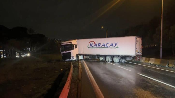 İstanbul- Büyükçekmece'de makaslayan TIR, D-100 kara yolunu kapattı