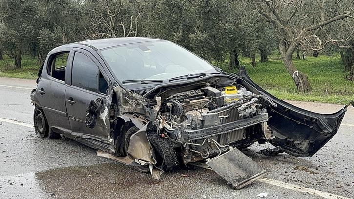 Su kanalına çarpan otomobilin sürücüsü yaralandı