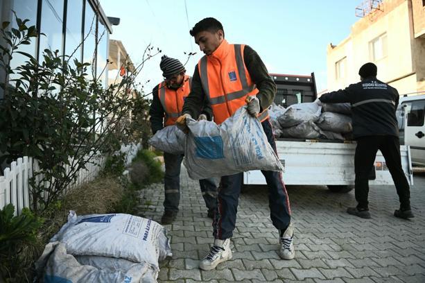 Kuşadası'nda ihtiyaç sahiplerine soba ve yakacak yardımı