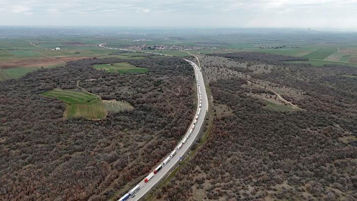 Tır sürücüleri dondurucu soğukta kilometrelerce uzunluktaki sıralarda bekliyor