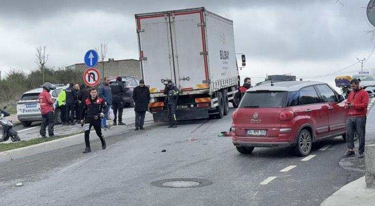 Arnavutköy'de feci kaza! Kurye kamyonun altında can verdi