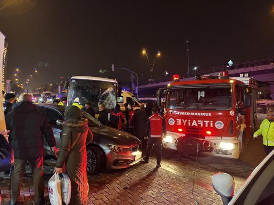 Kayseri'de 6 aracın çarpıştığı zincirleme kazada 7 kişi yaralandı; o anlar kamerada