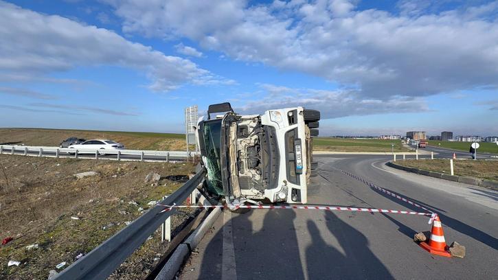 Tekirdağ'da devrilen TIR'ın sürücüsü yaralandı