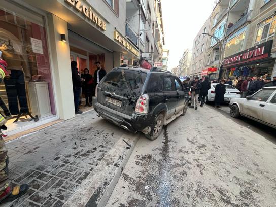 İleri yerine geri vitese aldığı cipiyle yayaya, park halindeki otomobile ve dükkana çarptı