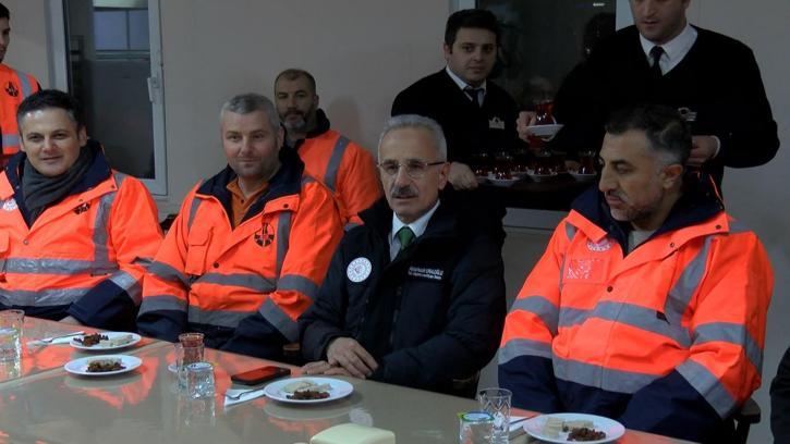 İstanbul - Bakan Uraloğlu: Vatandaşlarımızın kış lastiği takmalarını ve trafiği yakından takip ederek seyahat etmelerini bekliyoruz