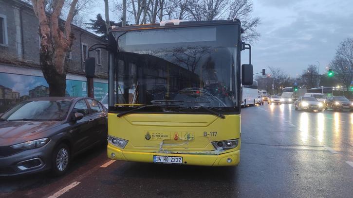 İstanbul'da İETT otobüsü park halindeki otomobile çarptı: 2 yaralı