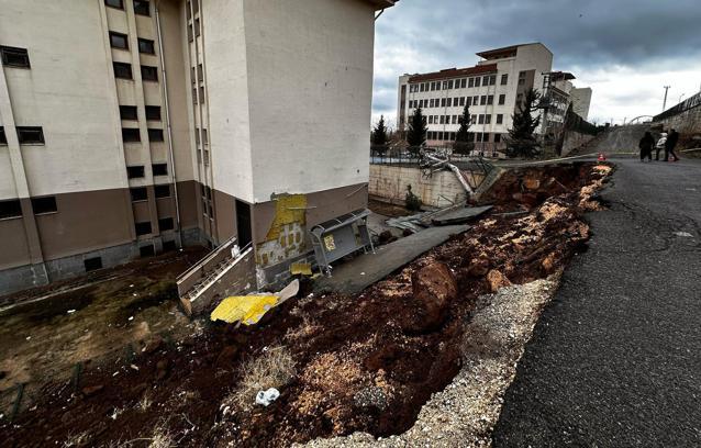 Okulun istinat duvarı çöktü, eğitime ara verildi