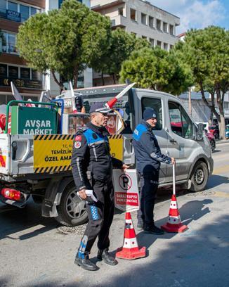 Kuşadası'nda kaldırıma işgali denetimi; 3 kamyon malzeme toplandı