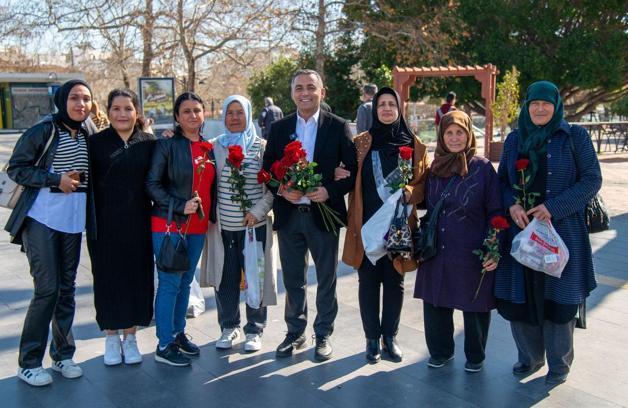 Sevgililer Günü'nde Başkan Kara ve eşi gül dağıttı