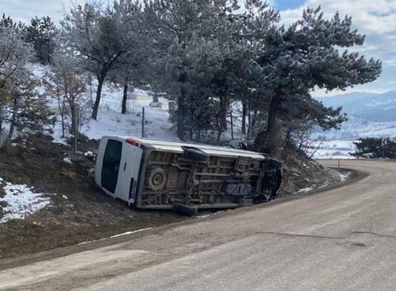 Hindistanlı işçileri taşıyan minibüs devrildi: 22 yaralı