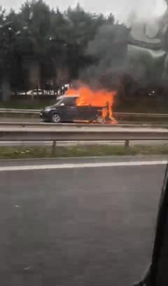 İstanbul- Üsküdar'da seyir halindeki ticari araç alev alev yandı