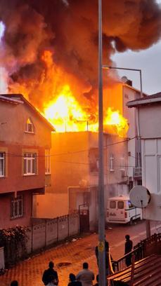 Çatıda çıkan yangın, bitişikteki binaya da sıçradı, 1 kişi dumandan etkilendi