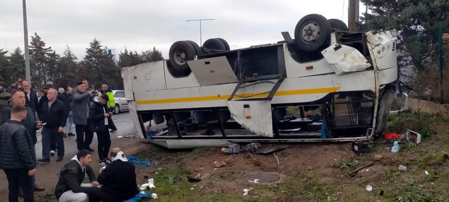 Tekirdağ'da fabrika işçilerinin taşındığı servis midibüsü takla attı; 25 yaralı