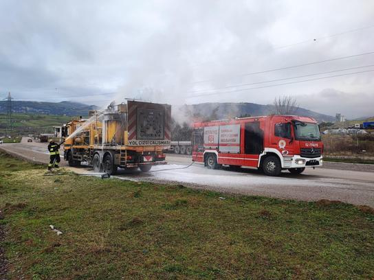 Yol çizgi çalışmasında kullanılan kamyonda çıkan yangın, söndürüldü