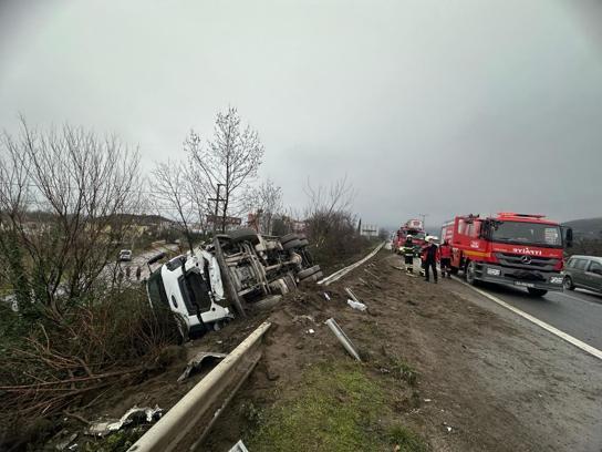 Otomobille çarpışan kamyon, şarampole devrildi: 3 yaralı