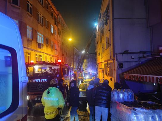 İstanbul- Üsküdar'da 4 katlı binanın giriş katında yangın çıktı