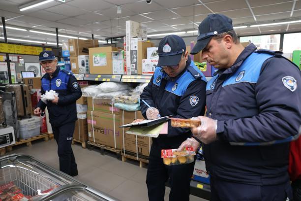 Mersin'de zabıta ekipleri zincir marketlere denetim