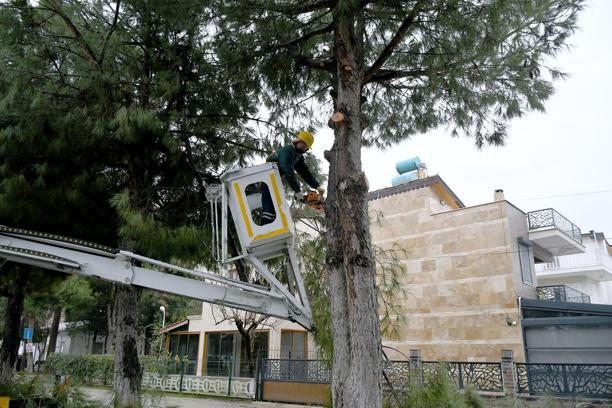 Kuşadası'nda temizlik seferberliğinin adresi bu defa Kadıkalesi Mahallesi oldu