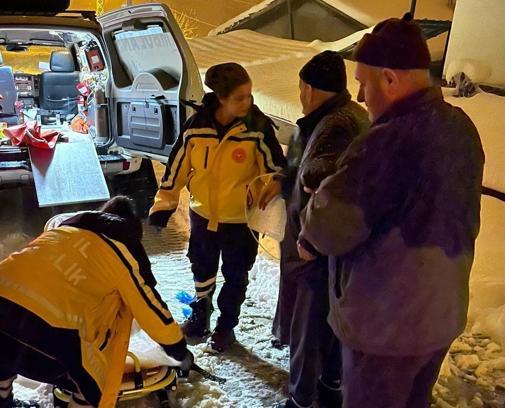 Karda mahsur kalan hastaya paletli ambulansla ulaştırıldı