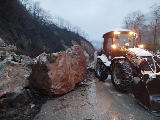 Ordu'da heyelan sonucu kapanan yol açıldı