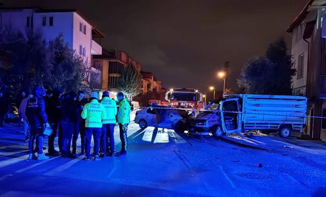 Denizli'de kamyonet ile otomobilin çarpışması kamerada: 1 ölü, 4 yaralı