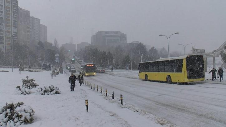 Başakşehir'de kar tipi yağış; vatandaşlar zor anlar yaşadı