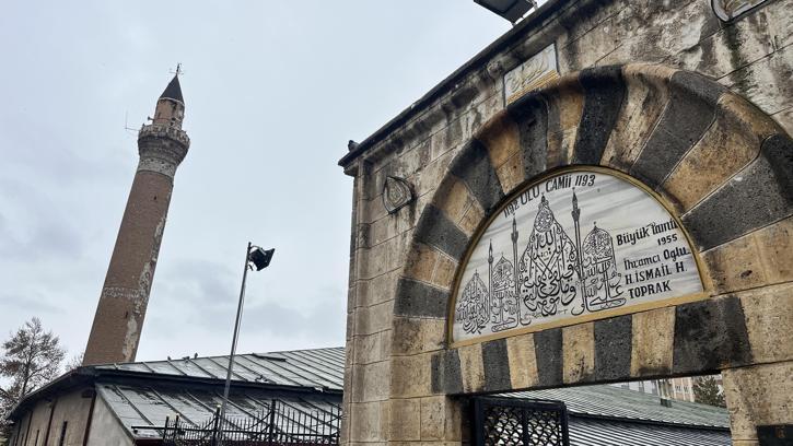 Tarihi Ulu Cami'nin minaresinde 5 yıldır 'eğilme' gözlenmedi