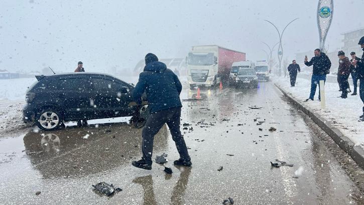 Karlı yolda aynı yöne giden otomobiller çarpıştı: 2 yaralı