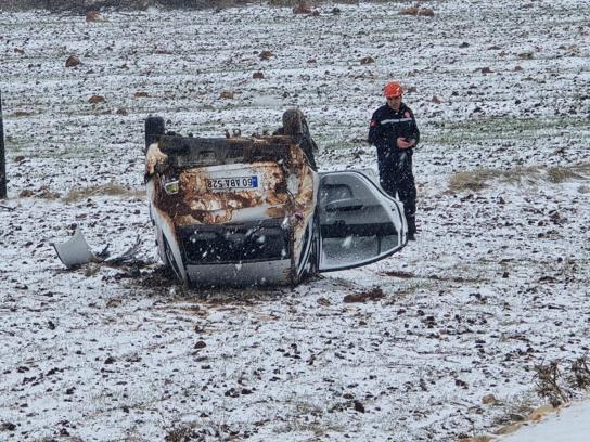 Mardin’de otomobil şarampole devrildi: 2 yaralı