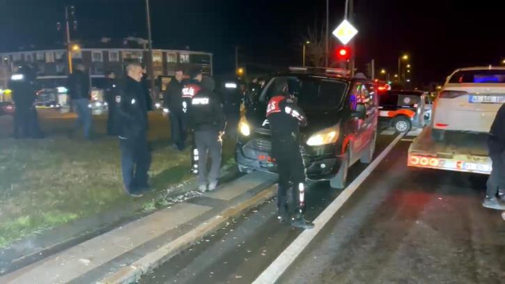 'Dur' ihtarına uymayıp, otomobiliyle polise çarptı; o anlar kamerada