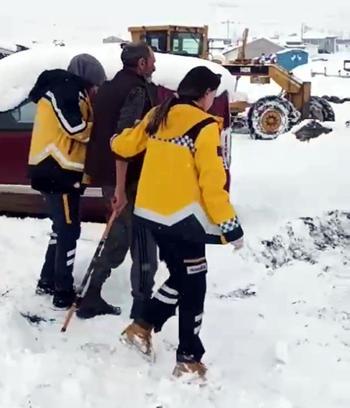 Kars'ta kardan mahsur kalan hasta, ekipler tarafından hastaneye ulaştırıldı