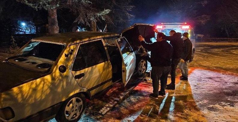 Bolu'da buzlanan yolda otomobil, fabrikanın bahçesine uçtu