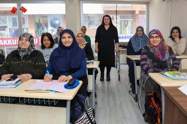 Yunusemre'de okuma-yazma kursları sürüyor