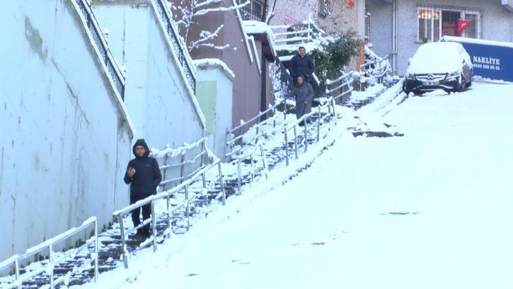 İstanbul - Kağıthane'de araçlar yokuşta kaldı; vatandaşlar güçlükle yürüdü