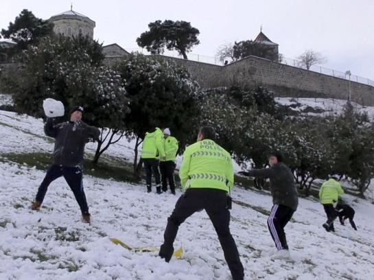 Çocuklar ile polislerin kar eğlencesi