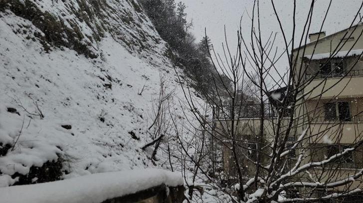 Kastamonu'da dağdan kayalar koptu! Binalar tahliye edildi